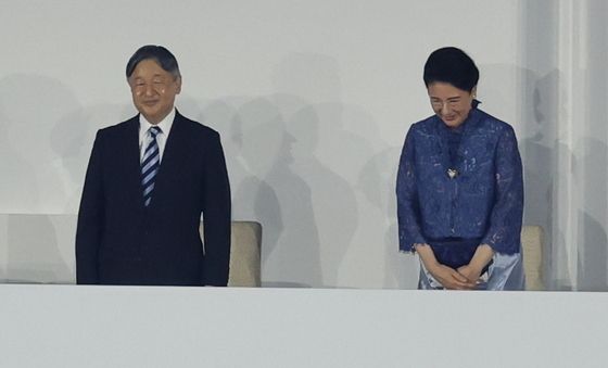 개회식 참석한 나루히토 일왕·마사코 왕비