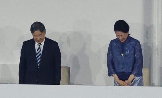 개회식 참석한 나루히토 일왕·마사코 왕비