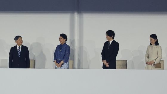 개회식에 참석한 나루히토 일왕 부부·후미히토 왕세제 부부