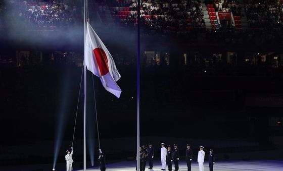 아시안게임 시작 알리는 일장기 게양
