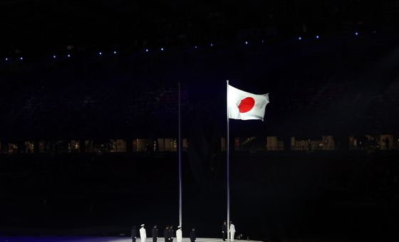 아시안게임 시작 알리는 일장기 게양