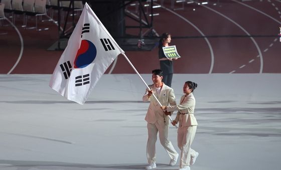 태극기 들고 입장하는 김동용·신유빈