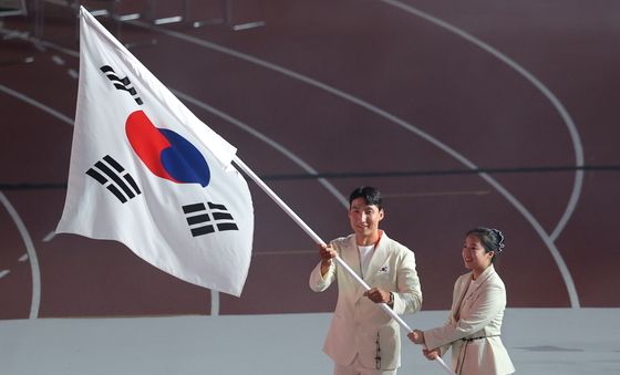 태극기 들고 입장하는 김동용과 신유빈