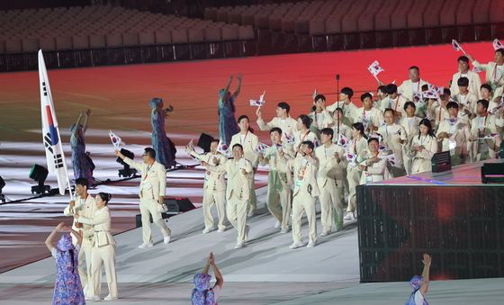 태극기 들고 입장하는 대한민국 선수단