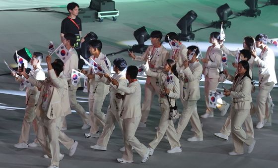 태극기 흔들며 입장하는 대한민국 선수단