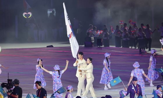 김동용·신유빈 '태극기 들고 입장'