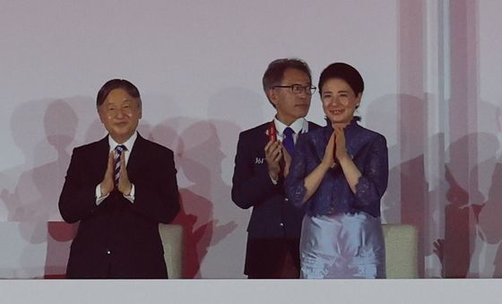 일본 선수단을 보며 손뼉 치는 나루히토 일왕 부부
