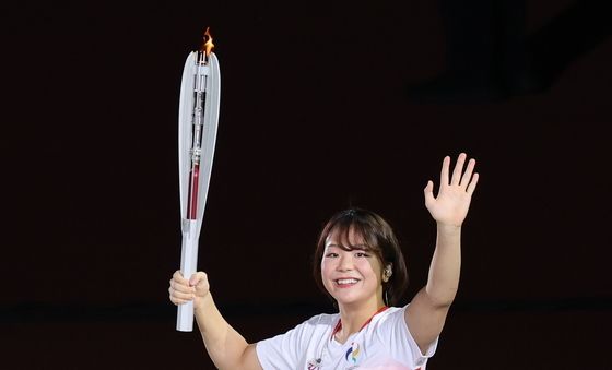 성화 봉송하는 후지나미 아카리