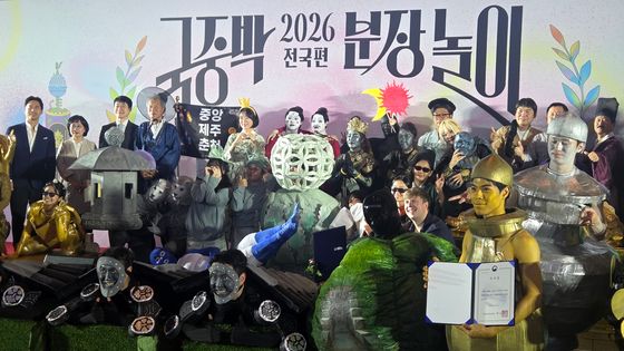 분장놀이 참석자들과 기념촬영하는 유홍준 관장