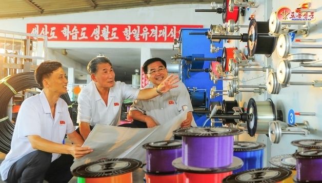 北 "삼위일체 강화로 단위 발전"…평양빛섬유통신케블공장 조명