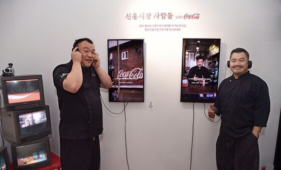 화면 속 '나의 이야기' 마주한 상인들