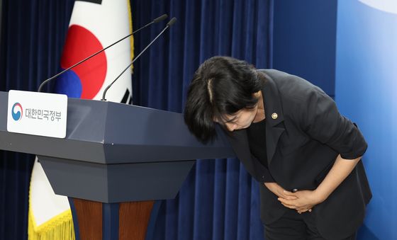 고개숙인 현수엽 복지부 차관