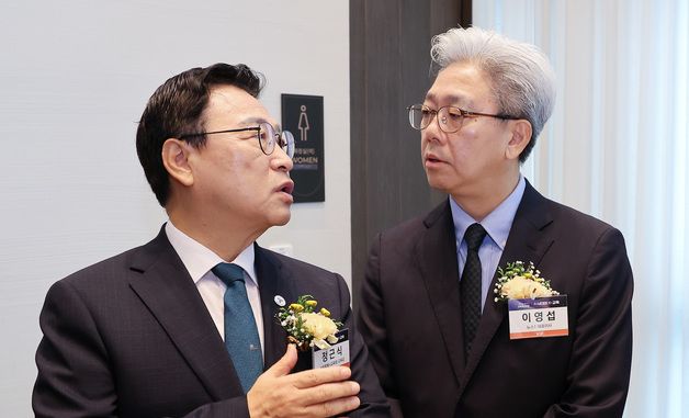 정근식 서울시교육감과 대화 나누는 이영섭 뉴스1 대표이사