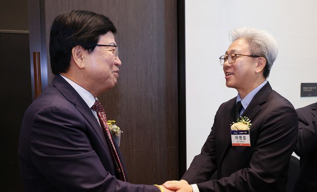 최교진 교육부 장관과 인사하는 이영섭 뉴스1 대표이사
