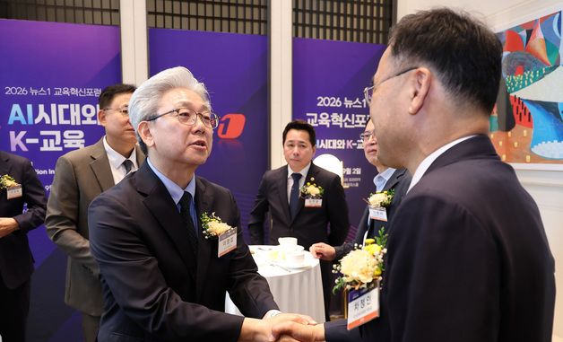 차정인 국교위원장과 인사하는 이영섭 뉴스1 대표이사
