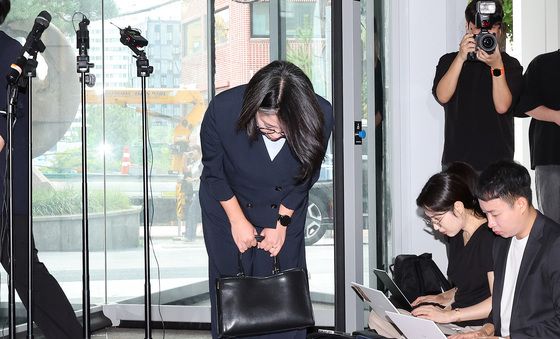 인사하는 용혜인 후보자