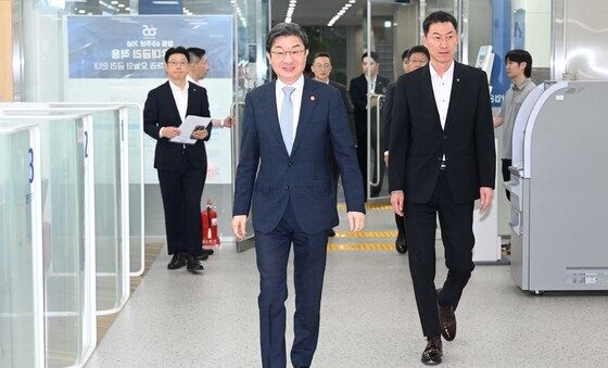 소상공인 특화 신용평가 운영 현장 찾은 이억원 금융위원장