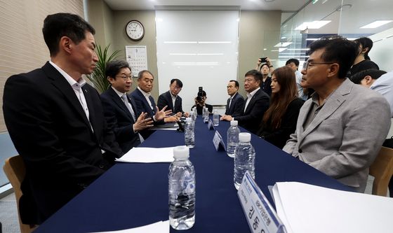 소상공인들과 간담회하는 이억원 금융위원장