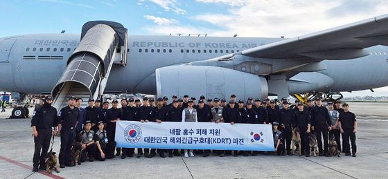 '네팔 급파' 해외긴급구호대, 카트만두 도착