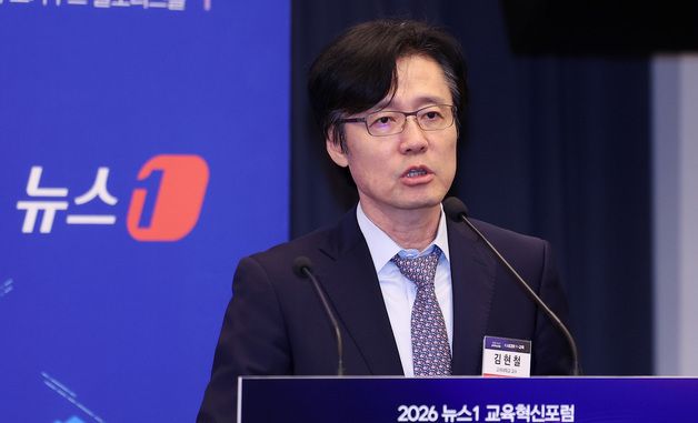'AI시대, 교육이 역할과 방향' 주제로 강연하는 김현철 고려대 교수