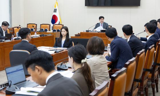 정무위 법안심사소위 주재하는 박상혁