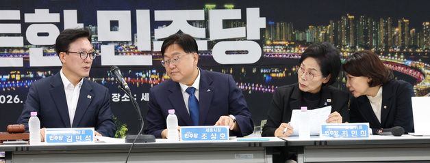 조상호 세종시장과 의견 나누는 김민석 당대표