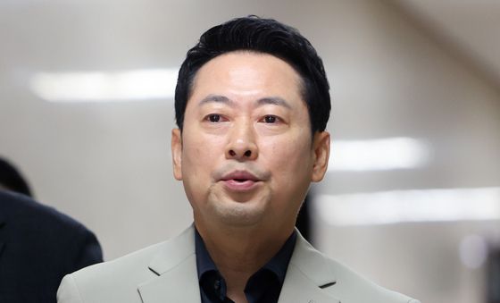 기자회견 위해 이동하는 장동혁 대표