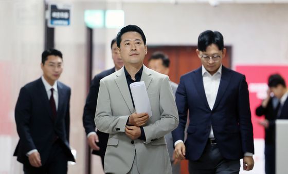 기자회견 위해 이동하는 장동혁 대표