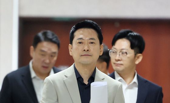 기자회견 위해 이동하는 장동혁 대표
