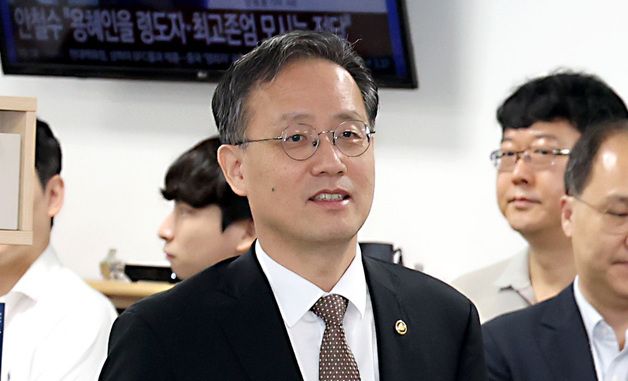 간담회 입장하는 이형일 재경부장관 후보
