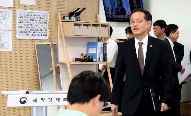 간담회 입장하는 이형일 재경부장관 후보