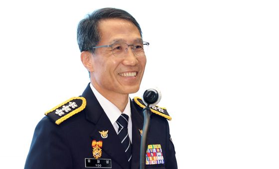 웃음으로 이임사하는 유재성 직무대행