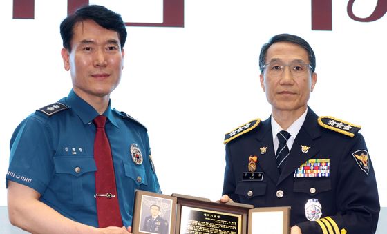 재직기념패 받는 유재성 직무대행