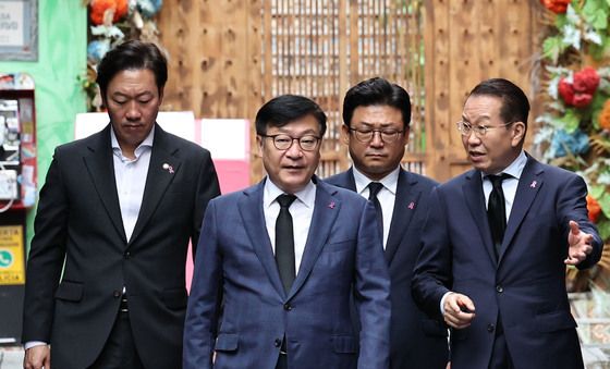 이태원 참사현장 둘러보는 정점식 원내대표