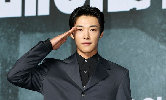 우도환, 각 잡힌 경례