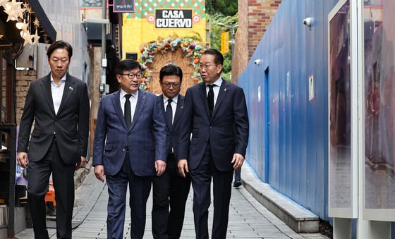 이태원 참사현장 둘러보는 정점식 원내대표