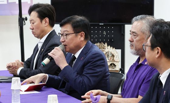 이태원참사 추모공간 찾은 정점식 원내대표