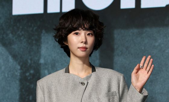 서은수, 귀엽게 손인사