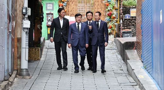 이태원 참사현장 둘러보는 정점식 원내대표