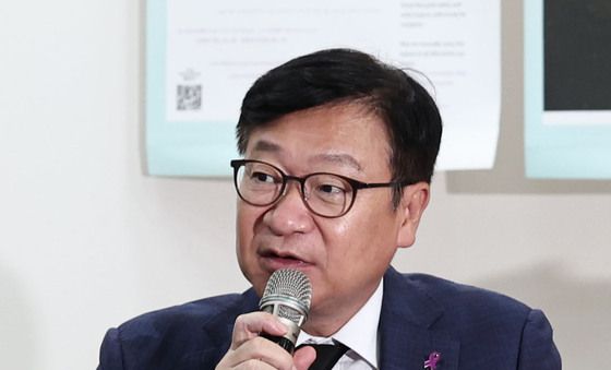 이태원참사 유가족과 대화하는 정점식 원내대표