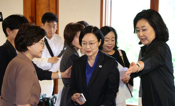 여권통문의 날 기념식 참석하는 한성숙 총리