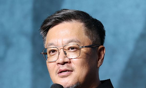 취재진 질문에 답변하는 우민호 감독
