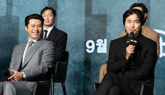 웃으며 답변하는 정우성