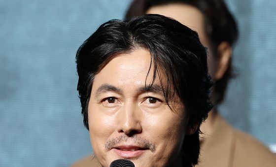 취재진 질문에 답변하는 정우성