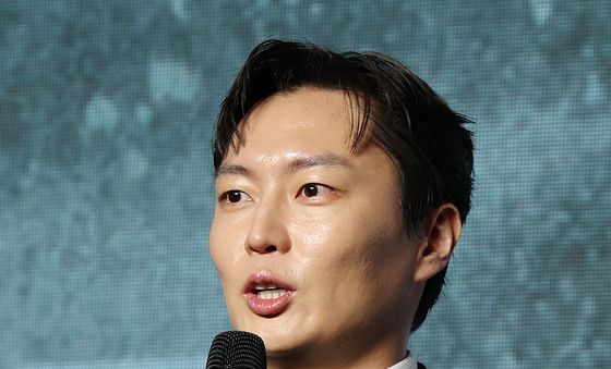 취재진 질문에 답변하는 노재원