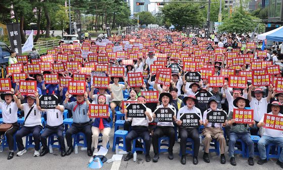 국회 앞에 모인 대한수의사회
