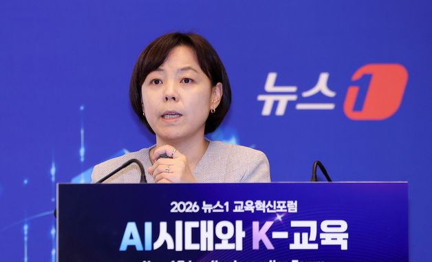 강연하는 고민정 센터장