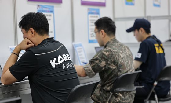 자기소개서 작성하는 구직자들
