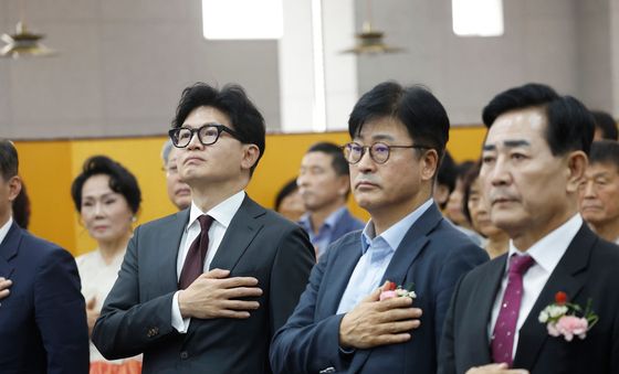 국민의례 하고 있는 한동훈 의원