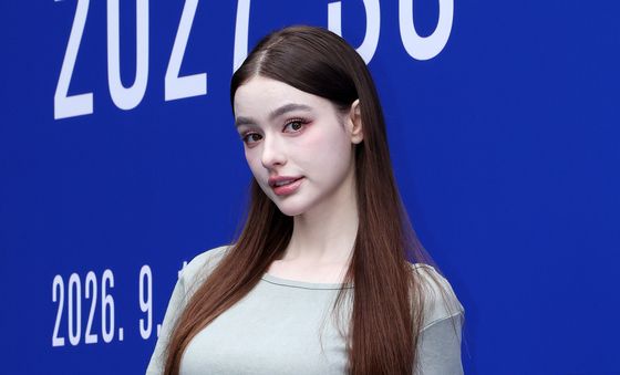 포즈 취하는 다샤 타란